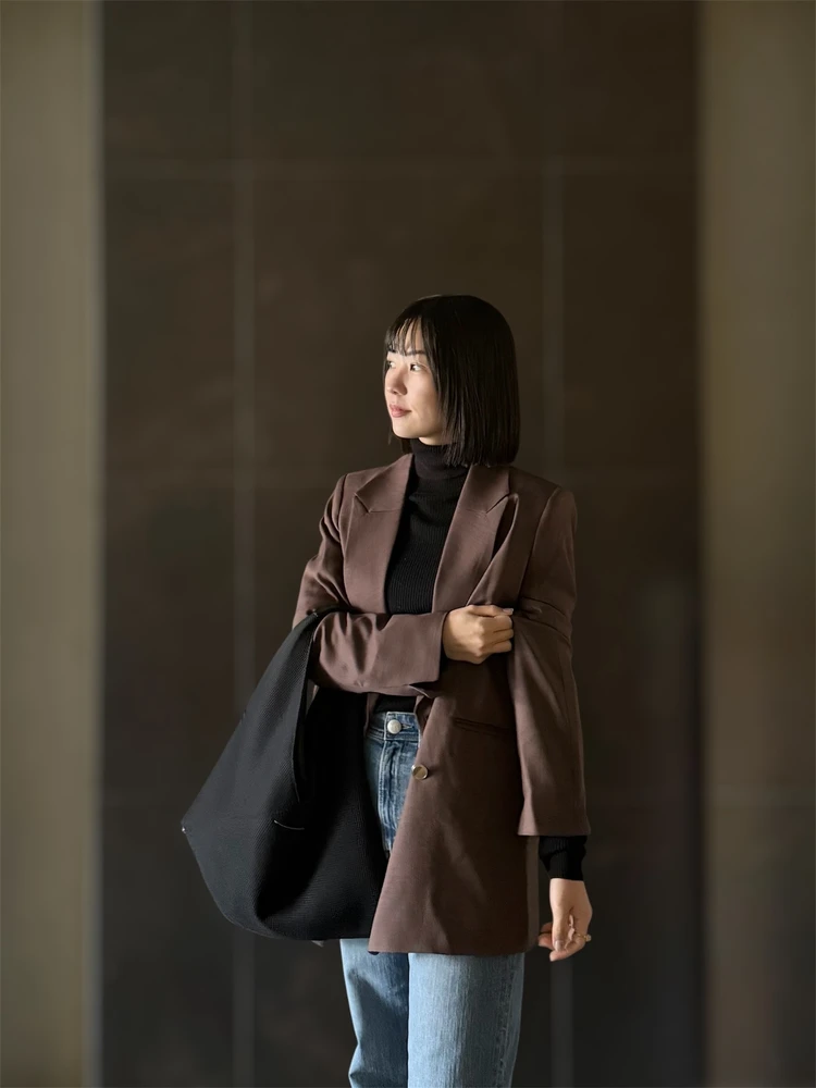 ジャケットにデニムを合わせた大人カジュアルコーデ