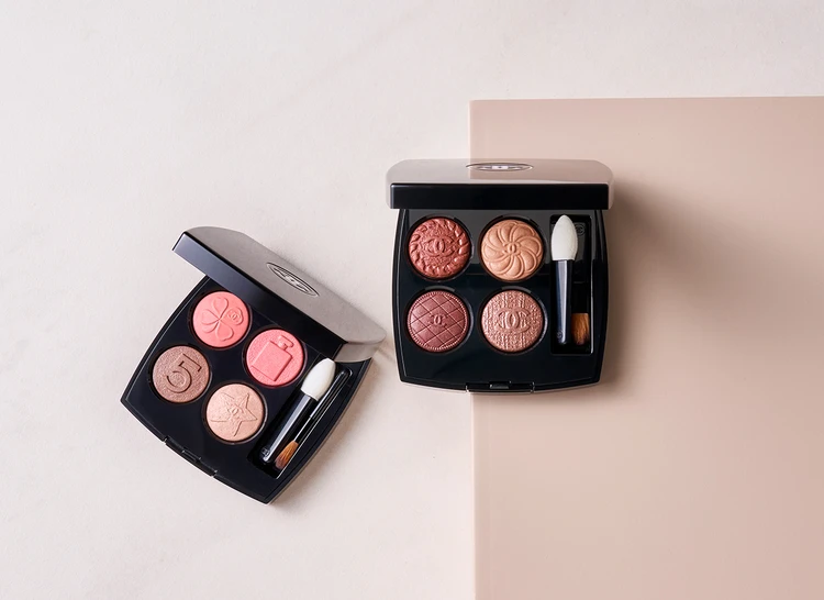 右から：レ キャトル オンブル ブトン 219、209(ともに数量限定品) 各¥11880／シャネル