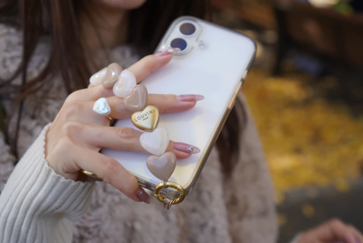 【SNSで話題】LOUVINI PARISのハンドストラップで、スマホコーデを一新_5