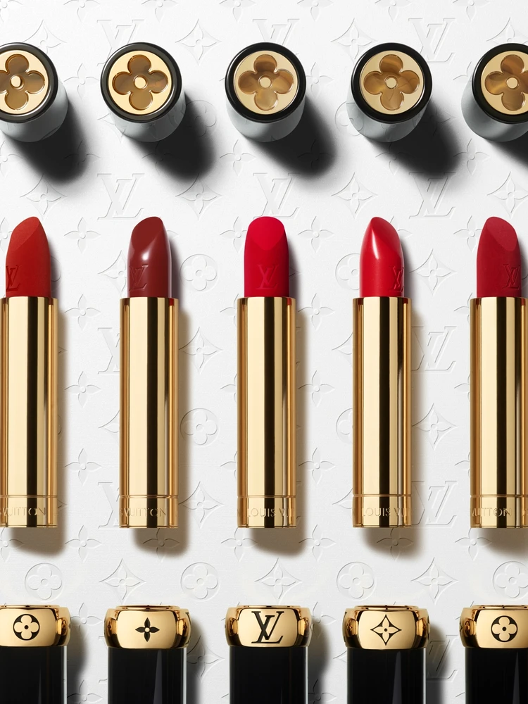 ｢ラ･ボーテ ルイ･ヴィトン｣LV ルージュ(LV ROUGE)　55色のリップスティック・コレクション。  エフォートレスな輝きで唇に自然に溶け込むクリーミーなサテンカラー27色、ふっくらと彫刻的な質感で唇を包み込むベルベットのようなマットカラー28色