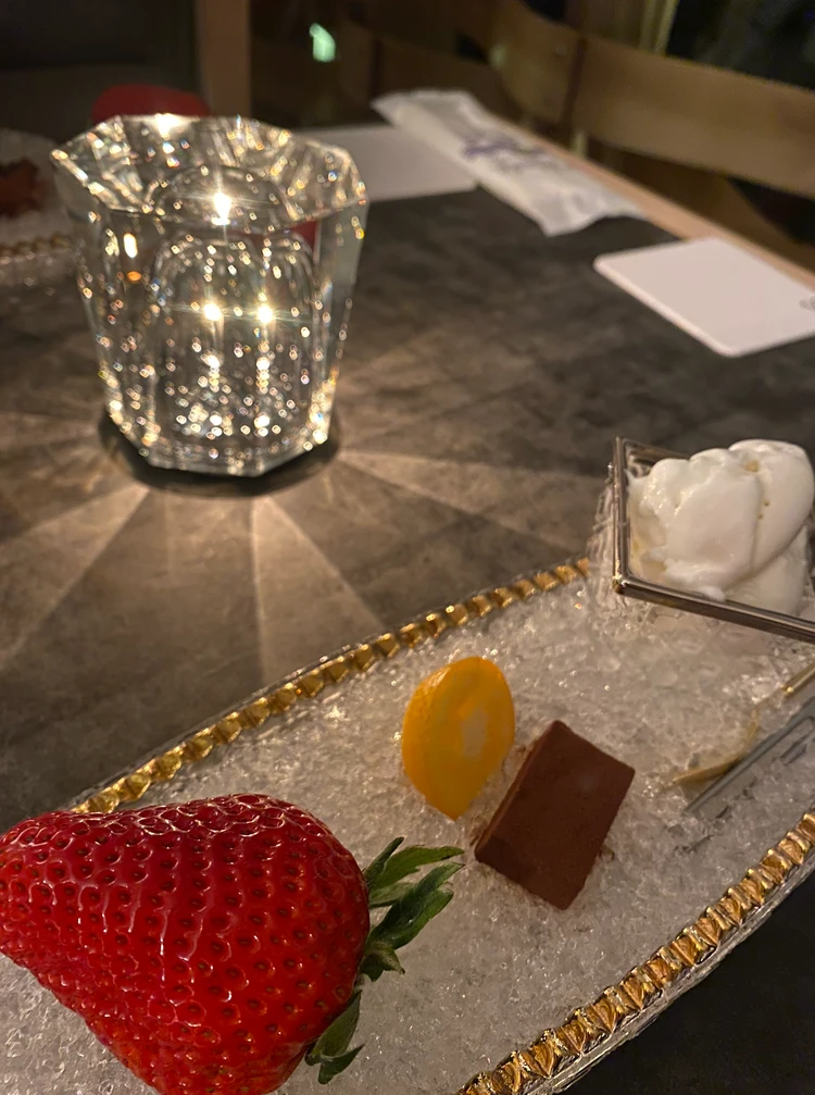 デザートは苺、生チョコ、金柑、アイスクリーム
