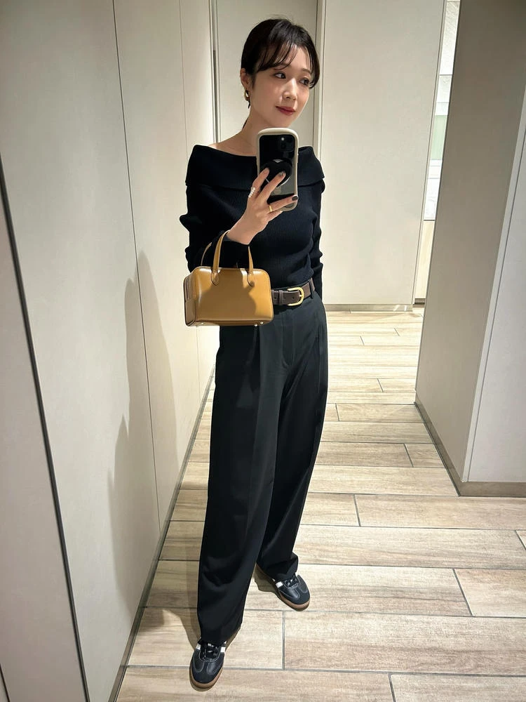 BAG：TOUT Y EST　TOPS：BASEMENT online　BOTTOMS：UNIQLO　SHOES：adidas × ADAM ET ROPE’ 