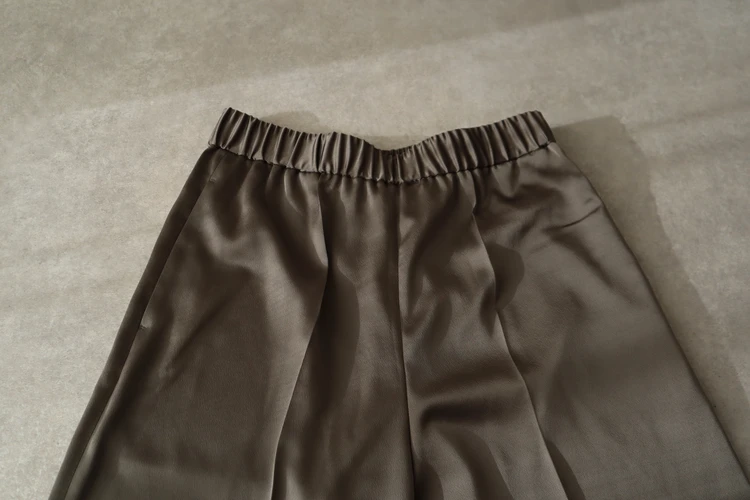 PLST　プラステ　サテンイージーパンツ　センタープレス　きれいめ　コーデ