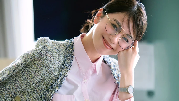 【きれい色シャツコーデ】ピンクのシャツで通勤スタイルに可愛げを【BAILA今日のコーデ】