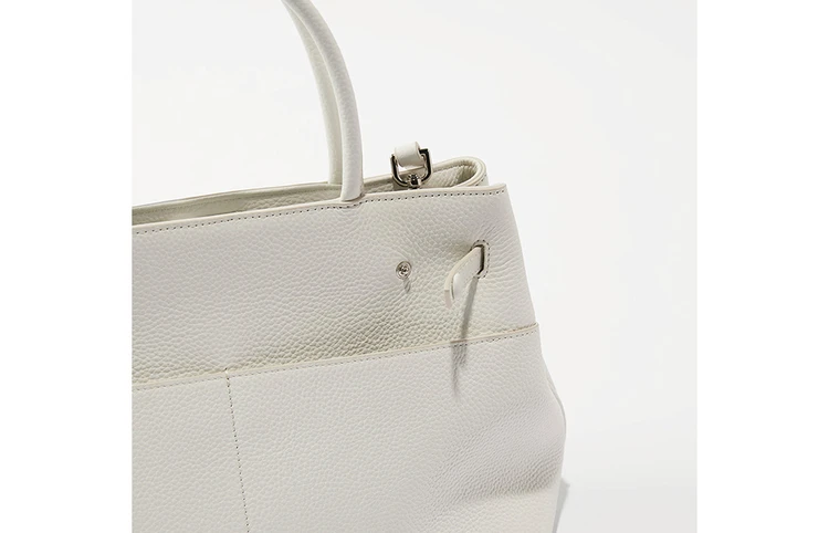 トーヴ MIMI TOTE S ¥41,800　クロスベルトはスナップボタンで開閉の調節ができ、口が大きく開くので便利。