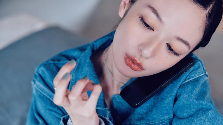 流行の【タンフルリップ】 大人がトライするならキャラメルオレンジをシャープな輪郭でレディに仕上げて