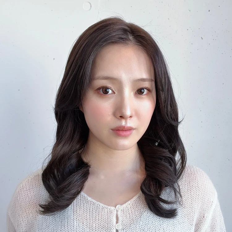 【ミディアム・30代大人の髪型】面長さん向けヘア・上品なゆるミディ