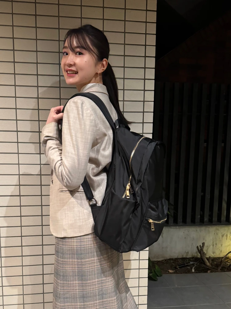 リュックを背負う女性　通勤コーデ　通勤リュック　通勤バッグ
