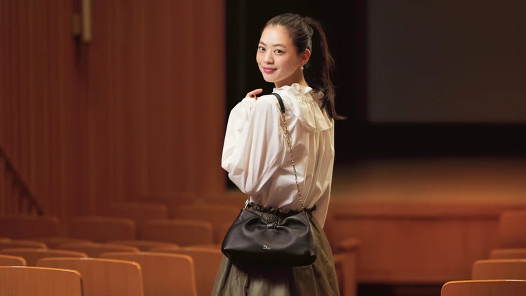 【憧れバッグコーデ】シックさと華やかさを両立する「ディオール」のバッグが主役【BAILA今日のコーデ】