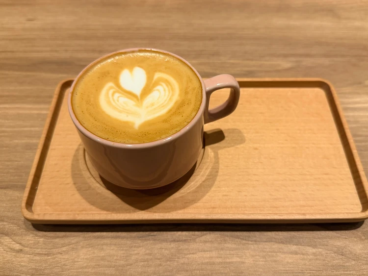 Drop Coffee Roasters中野店のラテアートが施されたフラットホワイト