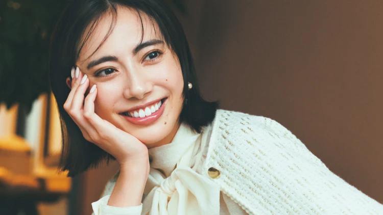 仕事終わりのお疲れ顔をパッと明るく！飲み会シーズンはレフ板効果のある白トップスが活躍