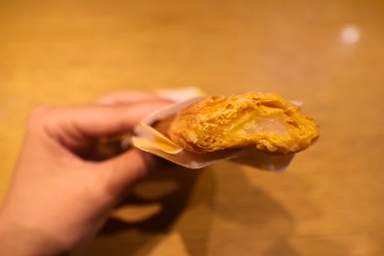 おもちと濃厚カスタードの月見パイの断面