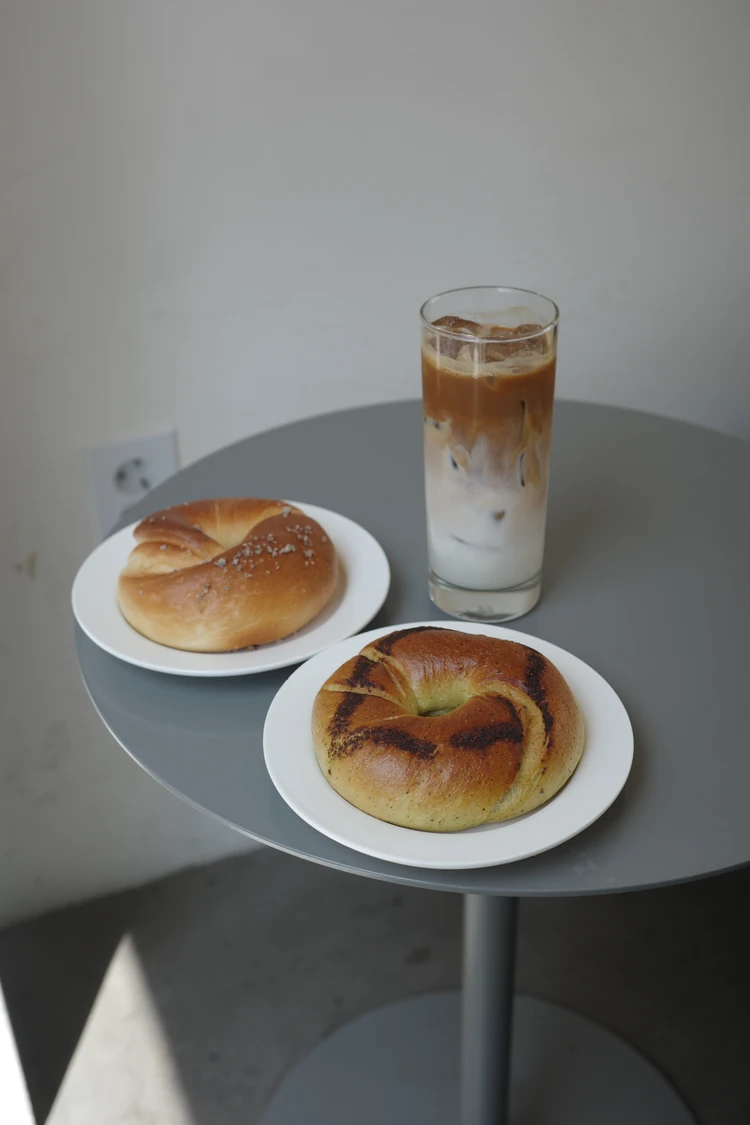 ソンス　ソウルの森　ベーカリー　Bake Mogulのクリームチーズをたっぷりのせたベーグル断面