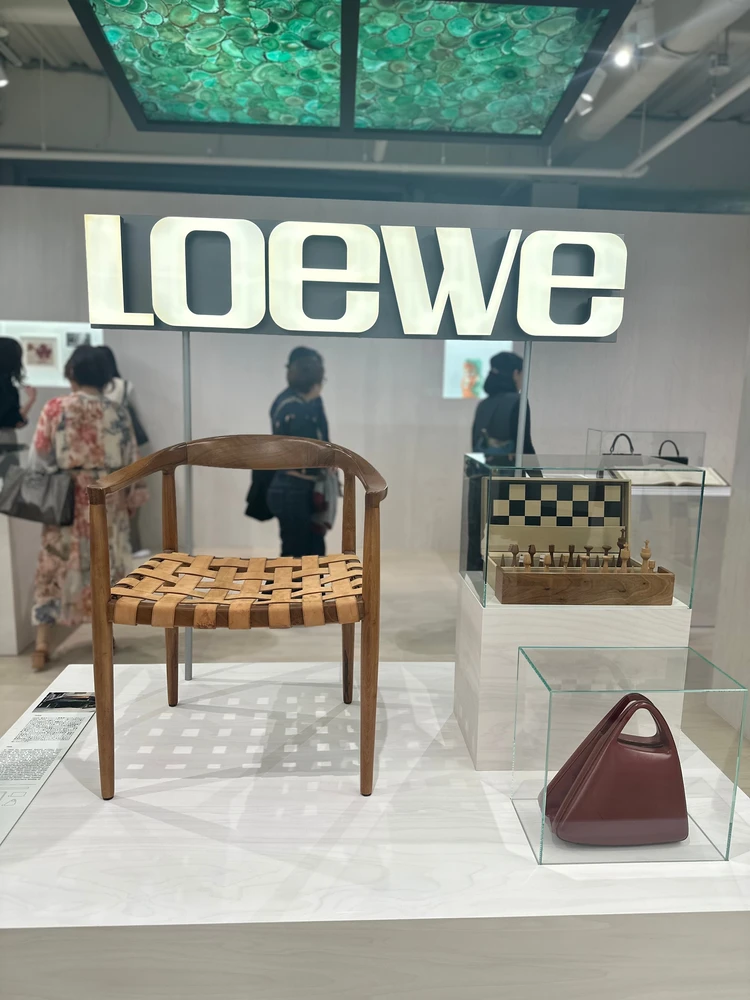 ロエベの店舗のためにデザインされたチェア、チェス盤も素敵