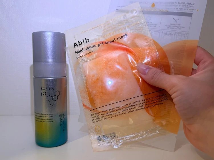 ごわつきが気になる時のスペシャルケア。ソフィーナiP（アイピー）水光ピーリング泡セラムと、乾燥した日に投入するシートマスク（パック）が並んでいる。