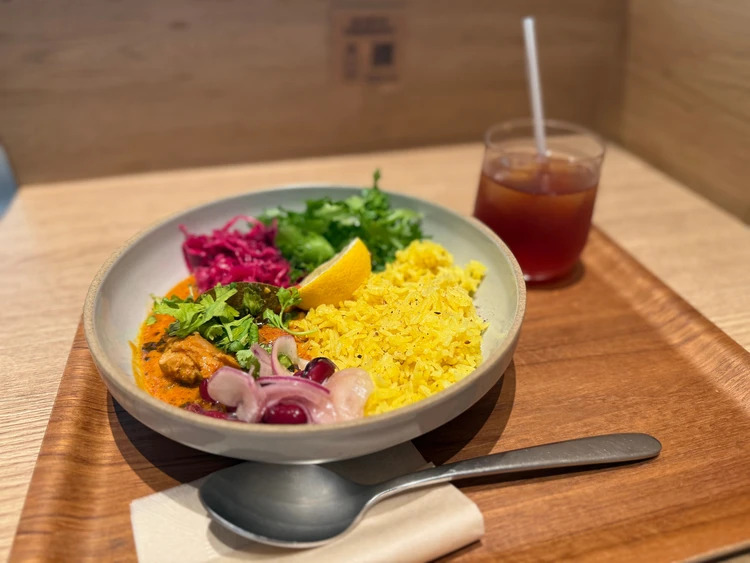 GARDEN HOUSE COFFEE 日本橋　兜町　ランチ　カフェ　Wifi  電源　コンセント　完備　オフィスワーカー　おすすめ　人気　レモンバターチキンカレー