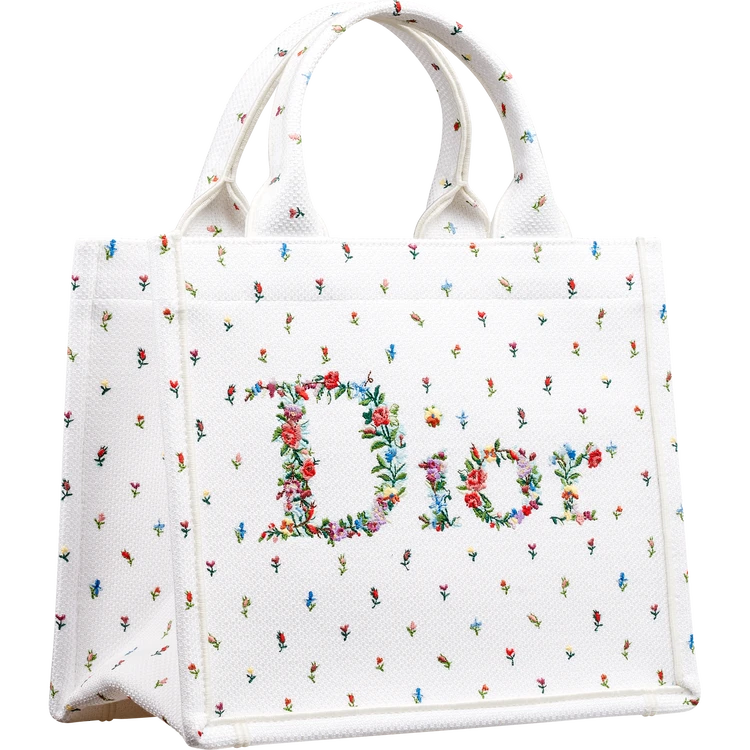 「ディオール ブックトート」￥475000（伊勢丹新宿店限定）