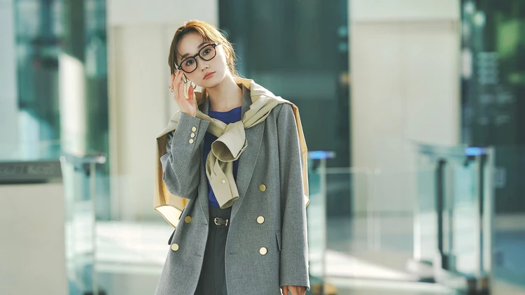 【シャツ肩巻きコーデ】ジャケットの上からアレンジして通勤服を新鮮に【BAILA今日のコーデ】