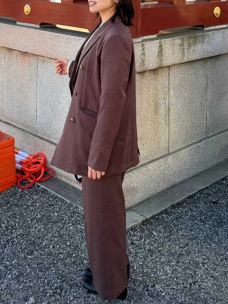 TONAL×貴島明日香のマルチセットアップシリーズのブラウンカラー