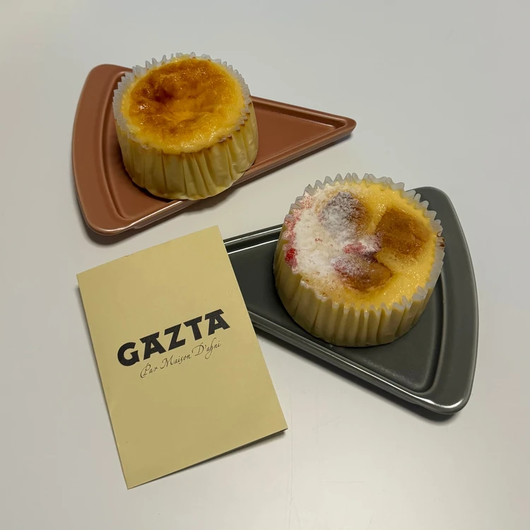 スイーツをのせたケーキ皿の写真