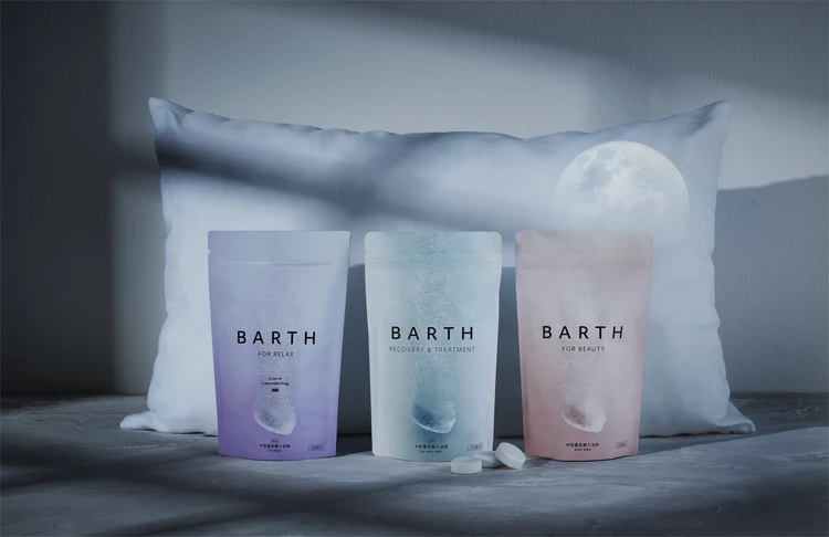 『BARTH』のバスタブレットは、その日の気分や状態に合わせて選べる３種類がラインアップ。  身体の芯まで温めて疲れをしっかり取りたい日は「薬用BARTH中性重炭酸入浴剤」（写真中央）を。肌を労わる美容dayには美容保湿成分配合の『BARTH中性重炭酸入浴料BEAUTY』（写真右）を。気分を落ち着かせたい日はやさしい香りの「薬用BARTH中性重炭酸入浴剤RELAX LavenderFog」（写真左）がおすすめ　プレゼント　入浴剤　イメージ写真　ラベンダー　安眠