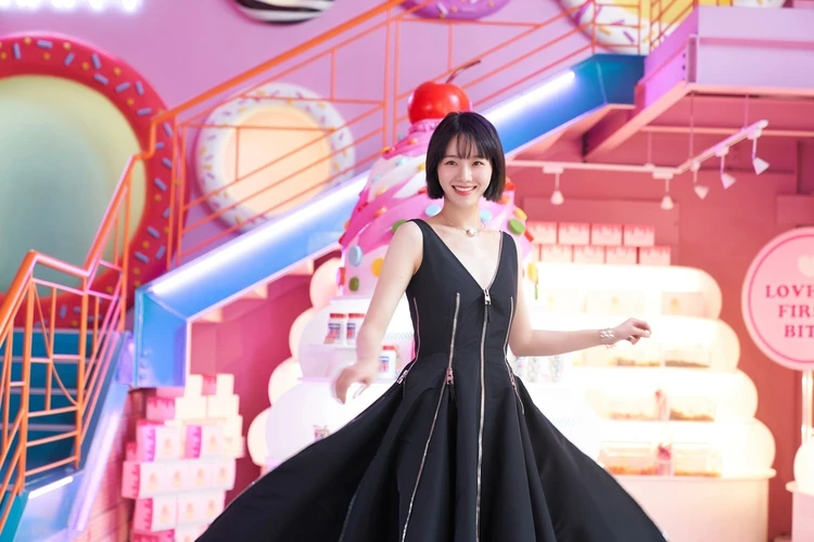 セレブリティ インフルエンサーとして成功をつかむアリ