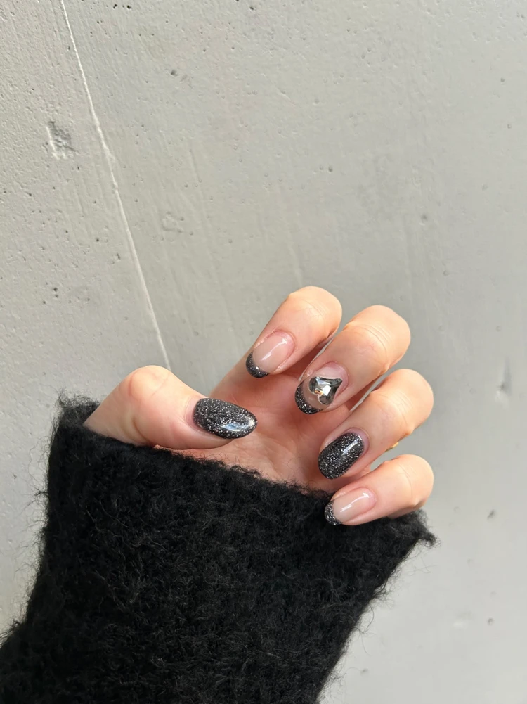 ブラックネイル  フラッシュネイル 冬ネイル ハートパーツ 推し活ネイル デザイン