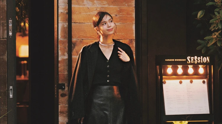 【エコレザースカートコーデ】上品につやめくＡラインスカートで大人の華やぎを【BAILA今日のコーデ】