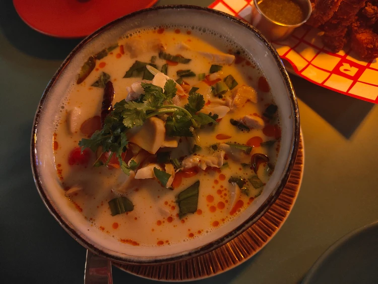 バンコク　タイ料理　おしゃれ　RUDY　スープ