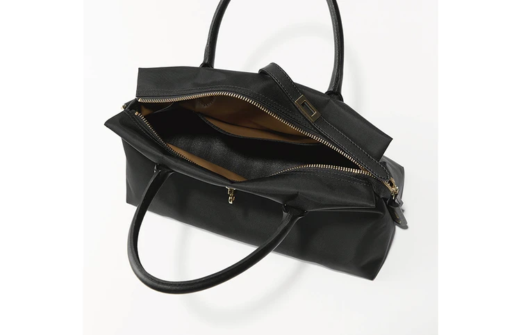 ヴィオラ ドーロナイロントートバッグ ¥25,300　ファスナーが大きく開き、物が出し入れしやすい。取りはずしできるショルダーストラップつき。