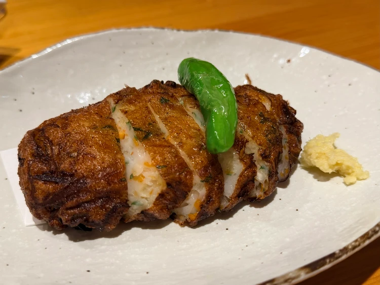 木の芽の自家製さつま揚げ。外はカリッと中はふんわりとした断面