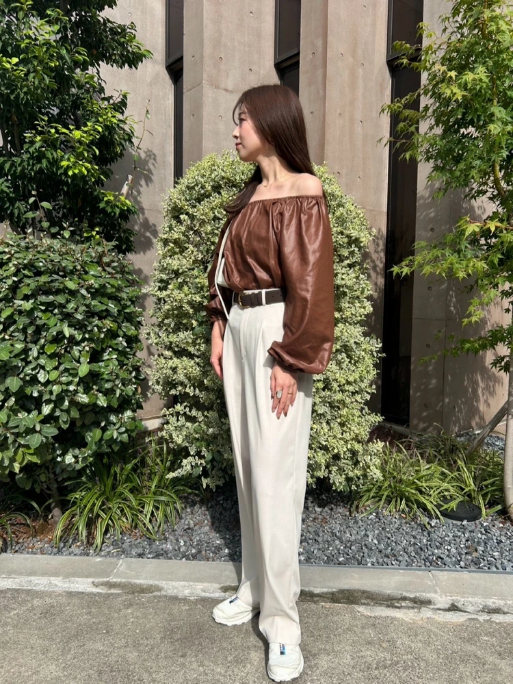 BIANCA レザー見えバルーントップス オフショルダーで着用した休日の大人カジュアルコーデ