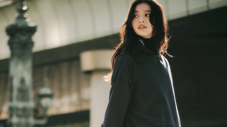 【フーディコーデ】スウェット×フレアスカートで頑張りすぎないこなれ感を【BAILA今日のコーデ】