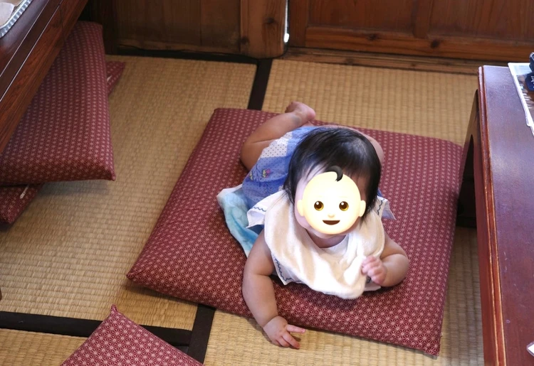 お座敷でくつろぐ我が子