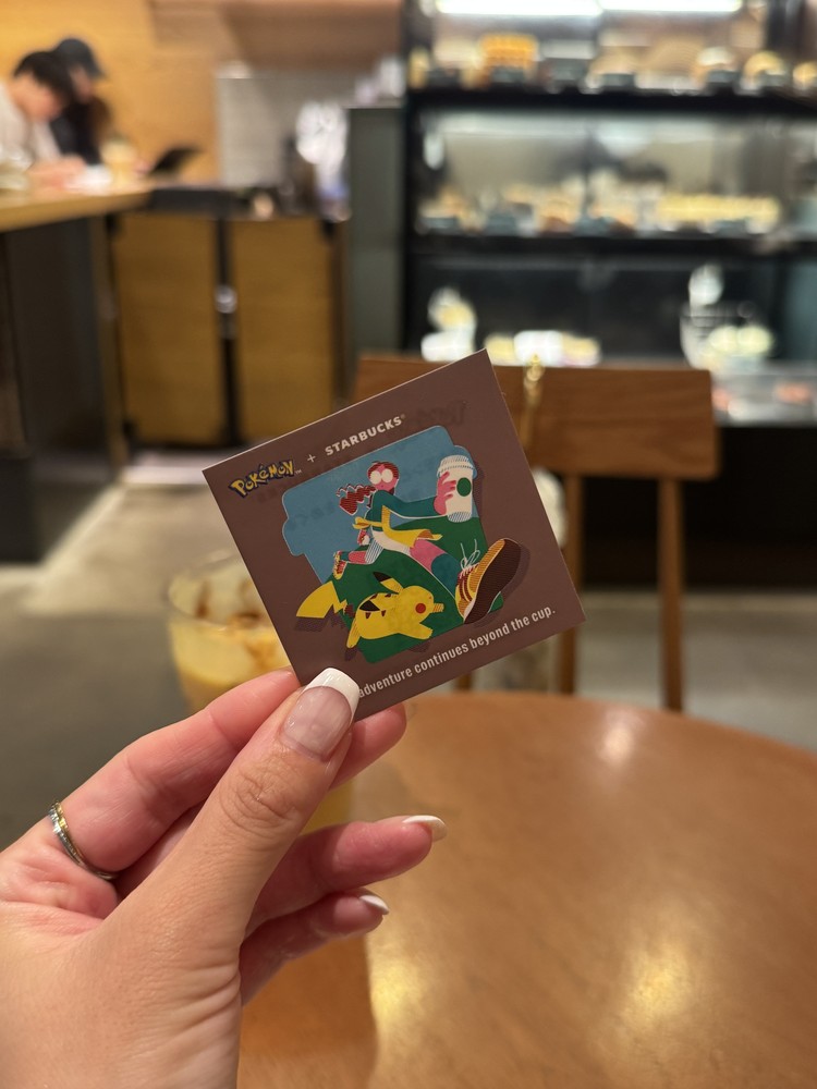 【スタバ新作】ポケモン初コラボ！9日間限定「ピカチュウ ハニークリーム ラテ」を実食レポ_3
