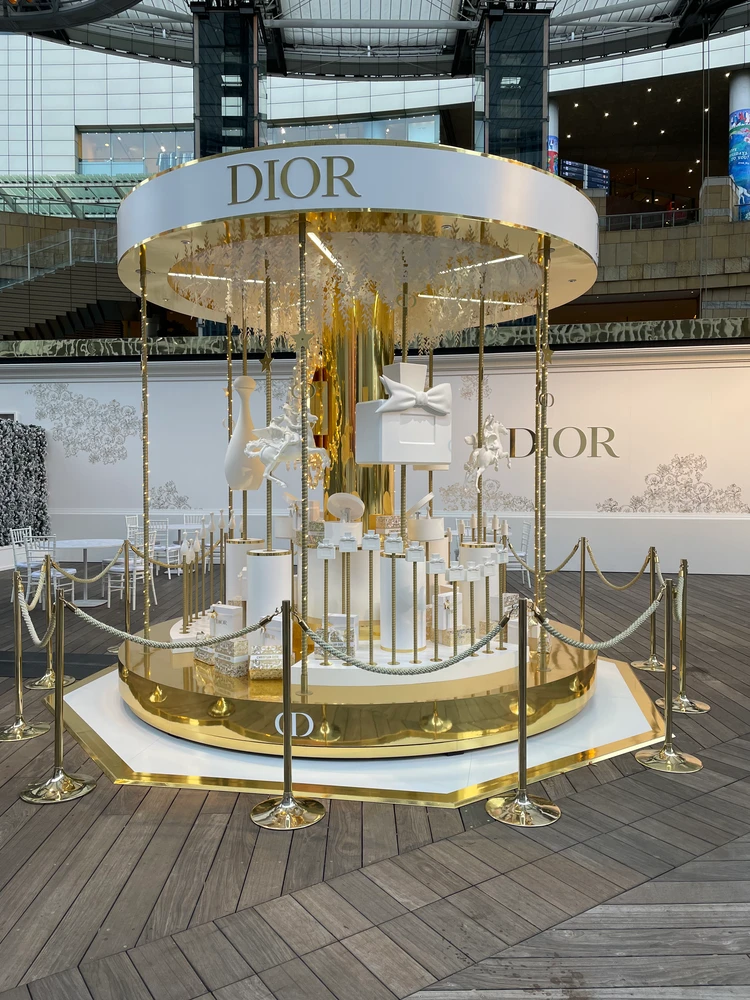 DIOR POP-UP カルーセル