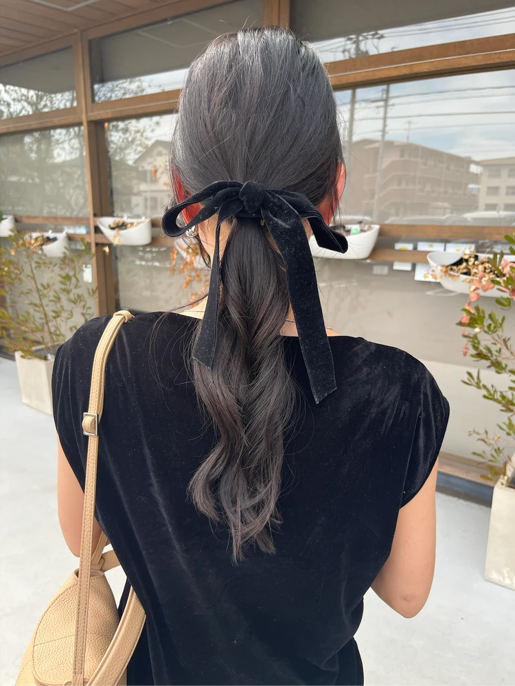 黒のベロア生地のリボンのヘアアクセ