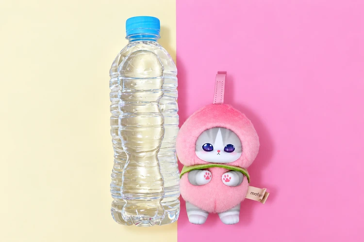 500mLのペットボトルとmofusandキラメッコフルーツにゃんを比較した写真