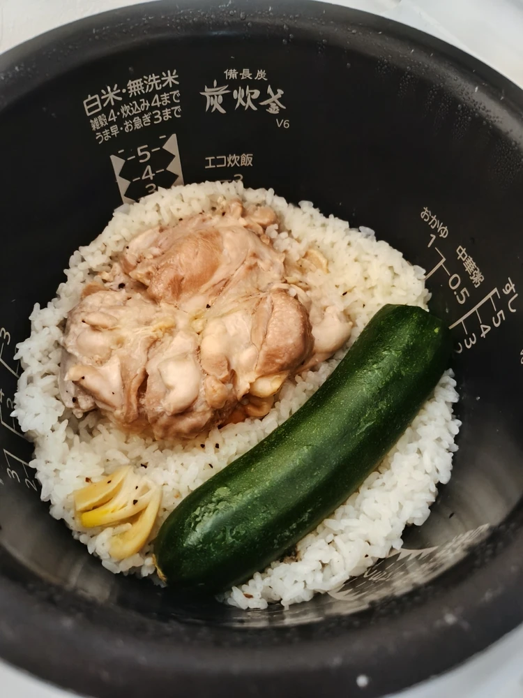 工程少なく超簡単！長谷川あかりさんレシピ「まるごとチキン&ズッキーニの炊き込み」を作ってみた！_5