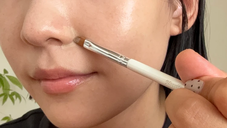 LUNA コンシールブレンダーパレットで小鼻の赤みを消している写真