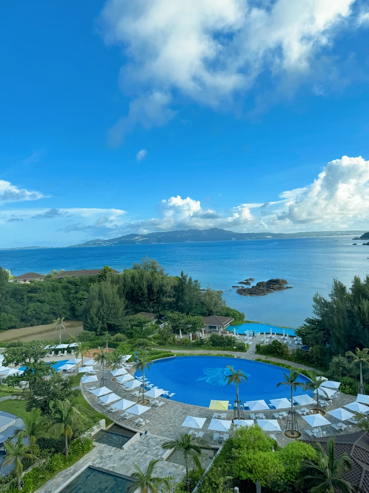 ハレクラニ　沖縄　プール