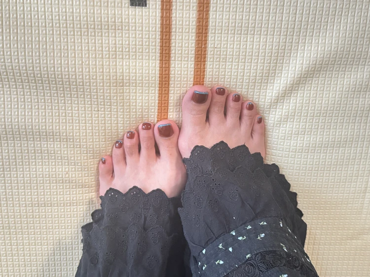 【フットネイル】夏にも可愛い透け感ブラウンネイル_2