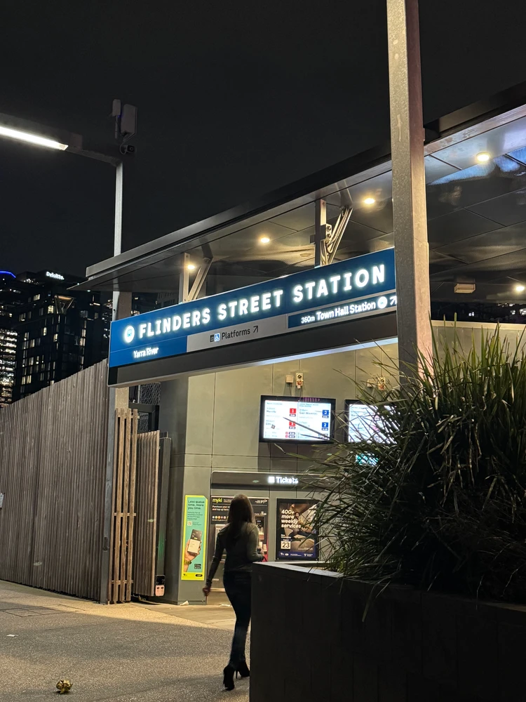 都会と自然が混ざり合う瞬間｜フリンダース駅裏のヤラ川の夜景が綺麗_1_2