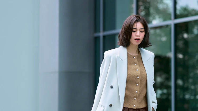 【上品コートコーデ】人とかぶらない絶妙グレージュコートで自分らしく【BAILA今日のコーデ】