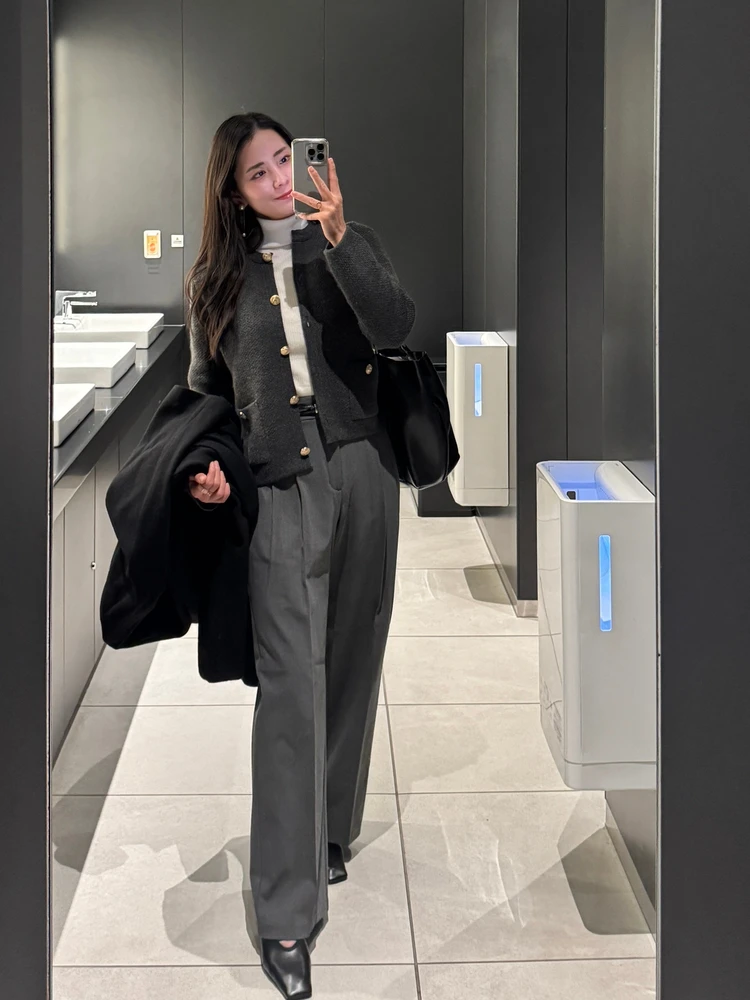 タートルネックにカーディガンを合わせたシンプルコーデ