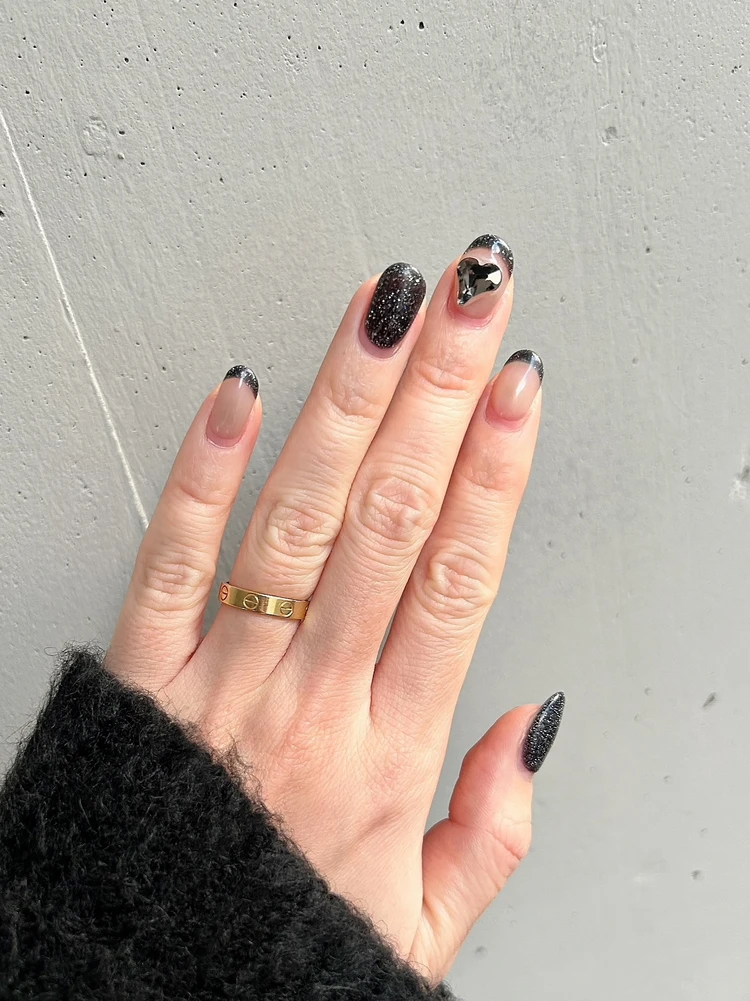 ブラックネイル フラッシュネイル 冬ネイル ハートパーツ 推し活ネイル デザイン