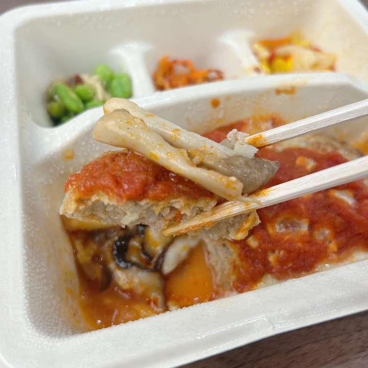 nosh（ナッシュ）｜きのことチーズのトマトハンバーグ