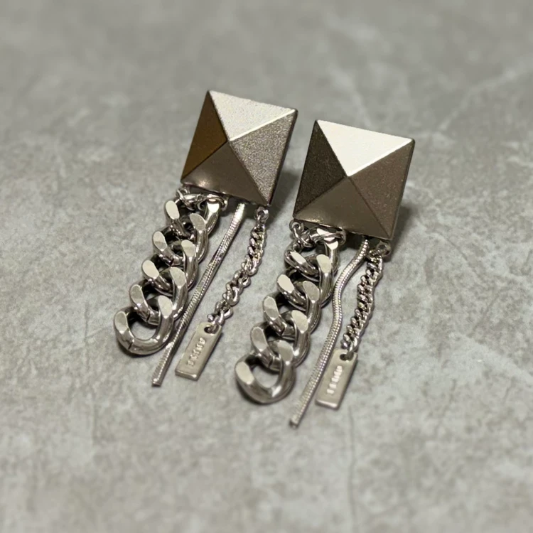 ALAN アラサー向けアクセサリー　イヤリング　ヴィンテージボタン使用のアクセサリー　ODELEアクセサリー　オドルアクセサリー　コーディネートの主役になるアクセ