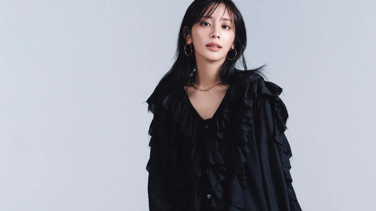 【フリルブラウスコーデ】ドラマチックさが魅力の黒フリルで大人の甘さをプラス【BAILA今日のコーデ】