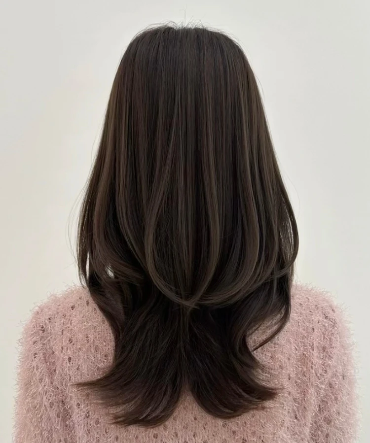 赤みを抑えて透明感を重視したアッシュ系カラー　バック